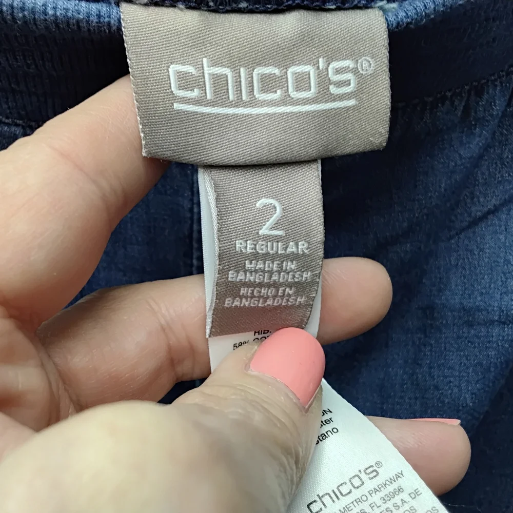 3919 Size 12/2 Upcycled Chico's Blue Capri Pants with Yellow Floral Appliqués - Picture 6 of 7